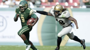 TAMPA, FL - NOVEMBER 26: Quarterback Quinton Flowers #9 of the South Florida Bulls breaks free from linebacker Shaquem Griffin #18 of the UCF Knights during the third quarter at Raymond James Stadium on November 26, 2016 in Tampa, Florida. (Photo by Jason Behnken / Getty Images)